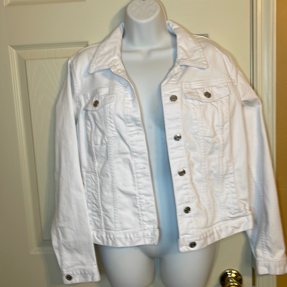 Banana Republic Essentials white denim jacket. Women’s size L